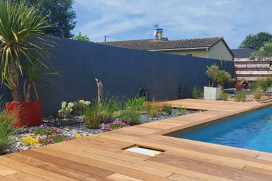Inspiration pour un jardin méditerranéen de taille moyenne avec une exposition ensoleillée et une terrasse en bois.