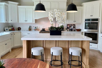 Example of a minimalist kitchen design in Chicago