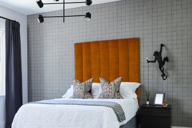 Foto de habitación de invitados actual con paredes grises y papel pintado
