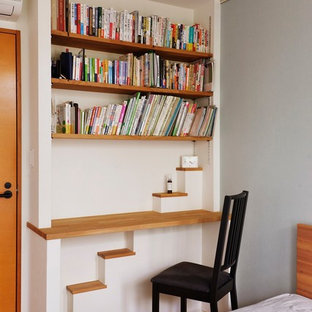 横浜のモダンスタイルのおしゃれなホームオフィス・仕事部屋 (白い壁、無垢フローリング、造り付け机、茶色い床) の写真