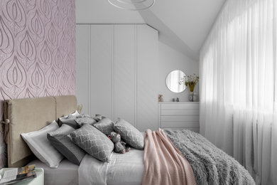 Modelo de dormitorio actual pequeño con paredes blancas, panelado, suelo de madera oscura y suelo marrón