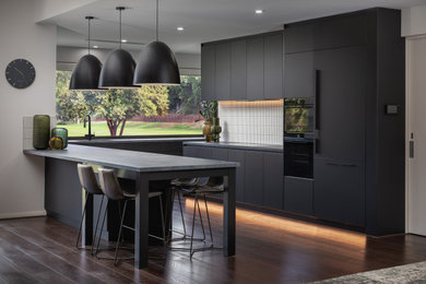 Inspiration for a modern kitchen in Perth.