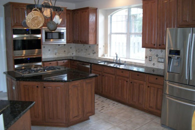 Kitchen - kitchen idea in Austin