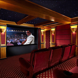 Idée de décoration pour une grande salle de cinéma tradition fermée avec un mur rouge, moquette, un écran de projection et un sol rouge.