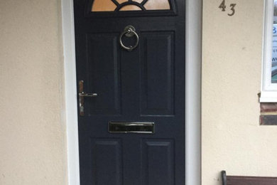 Пример оригинального дизайна: входная дверь в стиле модернизм с одностворчатой входной дверью и серой входной дверью