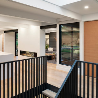 Mid-Century Holztreppe mit offenen Setzstufen, Mix-Geländer und Holzwänden in Minneapolis