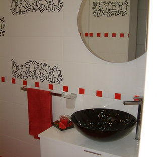 Ispirazione per un bagno di servizio moderno di medie dimensioni con ante lisce, ante bianche, WC a due pezzi, piastrelle bianche, piastrelle in ceramica, pareti bianche, pavimento in gres porcellanato, lavabo a bacinella, top in legno e pavimento rosso