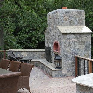 ニューヨークのトランジショナルスタイルのおしゃれなデッキの写真