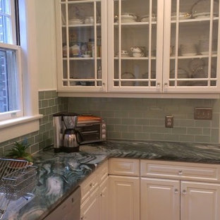 На фото: со средним бюджетом кухни среднего размера в стиле современная классика с стеклянными фасадами, белыми фасадами, столешницей из гранита, синим фартуком, кладовкой, фартуком из плитки кабанчик и синей столешницей