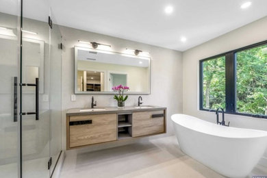 Bathroom - bathroom idea in San Francisco