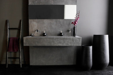 Réalisation d'une salle de bain design avec un mur gris, un plan de toilette en béton et un plan de toilette gris.