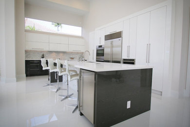 マイアミにある広いコンテンポラリースタイルのおしゃれなキッチン (一体型シンク、インセット扉のキャビネット、白いキャビネット、クオーツストーンカウンター、白いキッチンパネル、ガラスタイルのキッチンパネル、シルバーの調理設備、白い床、白いキッチンカウンター) の写真