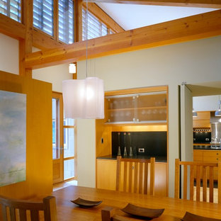 ポートランド(メイン)の中サイズのモダンスタイルのLDKの画像 (白い壁、淡色無垢フローリング、暖炉なし)