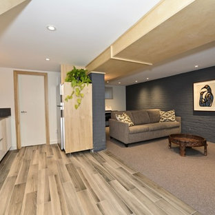 Diseño de sótano en el subsuelo nórdico, de tamaño medio, con paredes grises, suelo de baldosas de porcelana y suelo gris