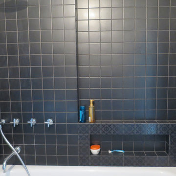 Salle de bain noire. Une belle niche dans la baignoire