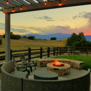 Kleiner, Halbschattiger Eklektischer Garten im Winter, hinter dem Haus mit Feuerstelle und Betonplatten in Denver