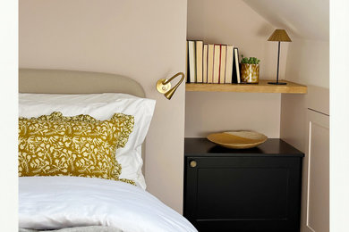 Foto de dormitorio principal contemporáneo de tamaño medio con paredes rosas, moqueta, suelo beige y vigas vistas