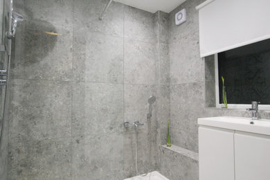 Design ideas for a modern bathroom in Berkshire.