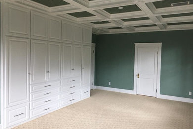 Ejemplo de dormitorio principal tradicional grande con paredes verdes, moqueta y suelo gris