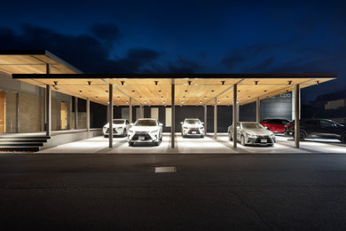 Cette photo montre un grand garage pour quatre voitures ou plus séparé rétro avec une pergola.