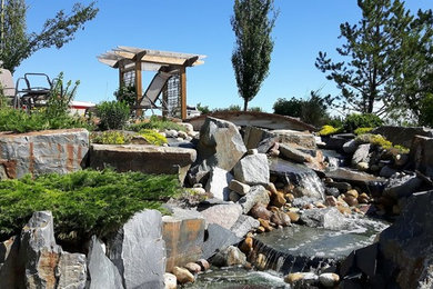 Design ideas for a traditional landscaping in Calgary.