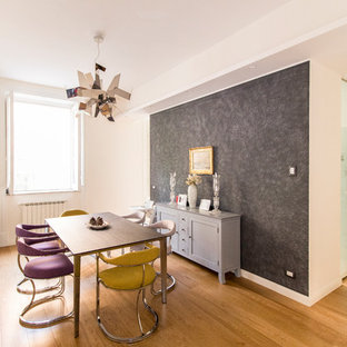 カターニア／パルレモの中サイズのミッドセンチュリースタイルのLDKの画像 (マルチカラーの壁、淡色無垢フローリング、暖炉なし、マルチカラーの床)