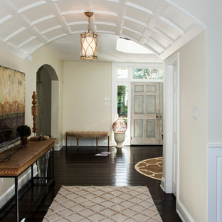 Inspiration för en mycket stor vintage hall, med beige väggar och mörkt trägolv