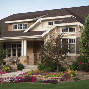 Amerikansk inredning av ett trähus, med halvvalmat sadeltak