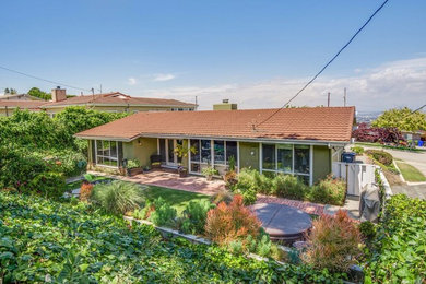 Trendy exterior home photo in Los Angeles