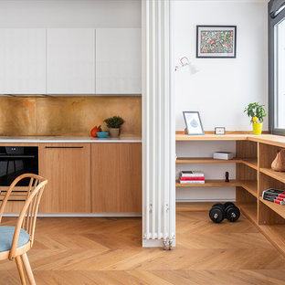 На фото: с высоким бюджетом маленькие гостиные-столовые в современном стиле с белыми стенами, паркетным полом среднего тона и бежевым полом