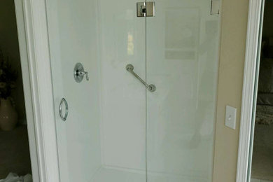 Mid-sized elegant master alcove shower photo in Detroit with a hinged shower door