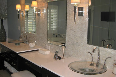 Inspiration for a modern bathroom remodel in Nashville