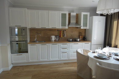 Foto di una sala da pranzo aperta verso la cucina classica di medie dimensioni con pavimento in legno massello medio