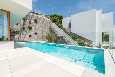 Modelo de piscina alargada mediterránea grande rectangular en patio