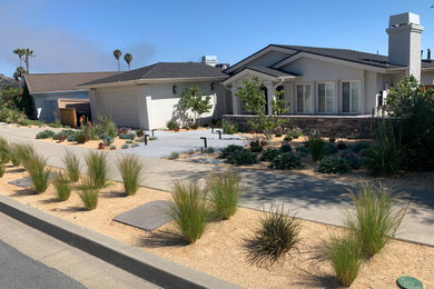 Inspiration for a mid-sized mid-century modern landscaping in San Luis Obispo.