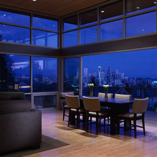 Inredning av en modern mellanstor matplats med öppen planlösning, med ljust trägolv