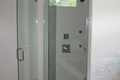 Example of a minimalist bathroom design in Cedar Rapids