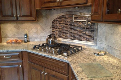 Kitchen - traditional kitchen idea in Cincinnati