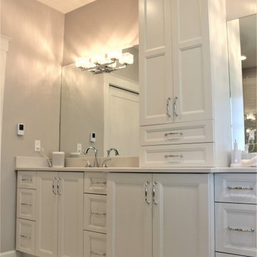 Showplace EVO Master Bath & Vanity in Edgewater White Dove