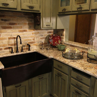 Выдающиеся фото от архитекторов и дизайнеров интерьера: маленькая отдельная, угловая кухня в стиле кантри с раковиной в стиле кантри, фасадами с утопленной филенкой, зелеными фасадами, столешницей из гранита, разноцветным фартуком, фартуком из кирпича, техникой под мебельный фасад и полом из сланца