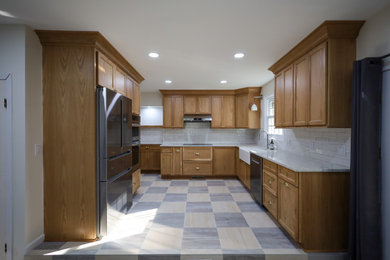 Kitchen - traditional kitchen idea in Cleveland
