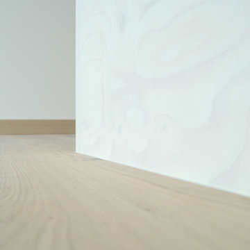 Designertreppe aus weiß geölten Massivholzplatten