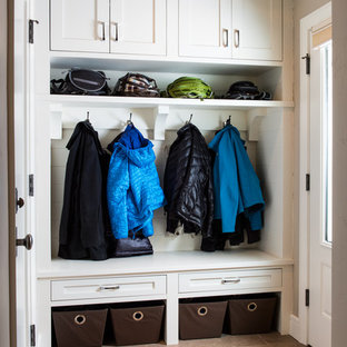 Inspiration för ett litet funkis kapprum, med beige väggar, klinkergolv i keramik, en enkeldörr och en vit dörr