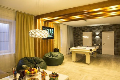 Идея дизайна: гостиная комната среднего размера в современном стиле с паркетным полом среднего тона и телевизором на стене