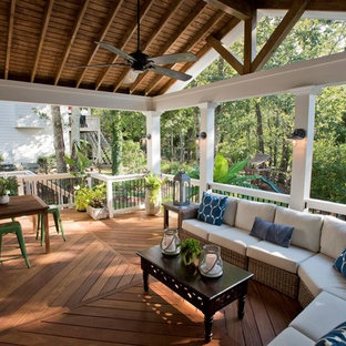 Idee per un portico costiero di medie dimensioni e dietro casa con un portico chiuso, pedane e un tetto a sbalzo