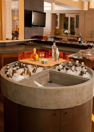 Классический Домашний бар by Roomscapes Cabinetry and Design Center