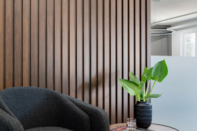Mittelgroßes Modernes Arbeitszimmer mit Laminat und Einbau-Schreibtisch in Vancouver