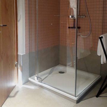 Duschbad | asketisch mit rosa Mosaik