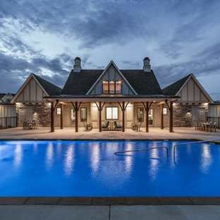 他の地域のトランジショナルスタイルのおしゃれな家の外観 (混合材サイディング、マルチカラーの外壁、切妻屋根、金属屋根) の写真