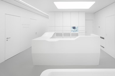 Mittelgroßes Modernes Arbeitszimmer mit Studio und weißer Wandfarbe in Stuttgart
